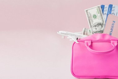 Gezgin pembe bavul ve pasaport belgesi, pembe backg çanta