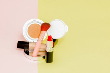 Parlak sarı ve pembe bir giriş için dökülme ürünleri makyaj