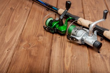 Balıkçılık mücadele - balıkçılık iplik, kanca ve kopya alanı ile ahşap arka plan üzerinde yemler