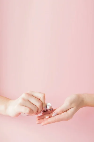 Pilules roses comprimés dans la main de la femme sur fond rose. Vue de dessus. Pose plate. Espace de copie. Concept de médecine — Photo
