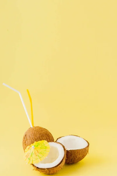 Свежий Кокосовый коктейль с соломинками на желтом фоне, копия — стоковое фото