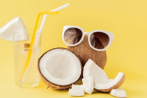Färsk kokos cocktail med halmstrån på gul bakgrund — Stockfoto