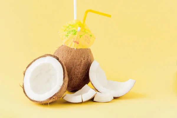 Coquetel de coco fresco com palhas no fundo amarelo, espaço de cópia — Fotografia de Stock