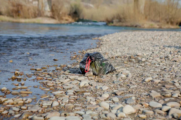 Ρύπανση ποταμών κοντά στην ακτή, σκουπίδια κοντά στον ποταμό, πλαστικά απορρίμματα τροφίμων, συμβάλλοντας στη ρύπανση — Φωτογραφία Αρχείου