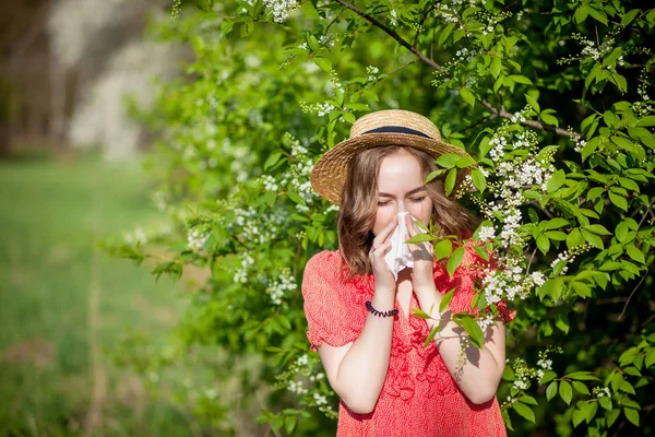 Jong meisje waait neus en niezen in weefsel voor Bloom — Stockfoto