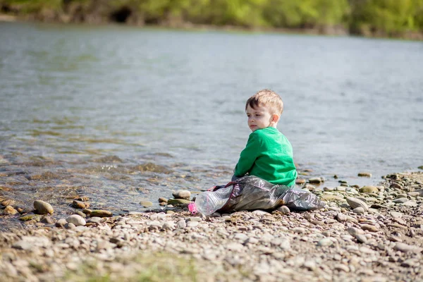 Guardar concepto de medio ambiente, un niño pequeño recogiendo basura y pl — Foto de Stock