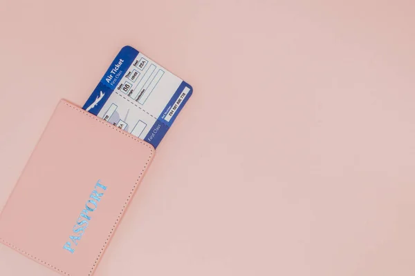 Reisepass und Flugticket auf rosa Hintergrund. Reisekonzept, Co — Stockfoto