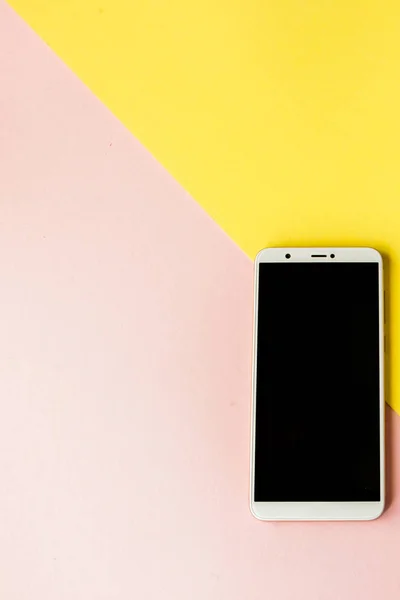 Obrazovka s inteligentním telefonem na barevném pozadí. Minimální koncept. Ploché — Stock fotografie