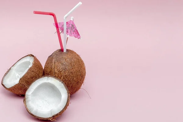 핑크 배경 복사 공간에 짚과 우산을 마시는 코코넛 — 스톡 사진