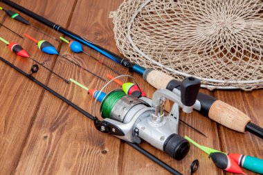 Balıkçılık mücadele-balıkçılık çubuk balıkçılık float ve güzel mavi ahşap arka plan üzerinde lures, kopya alanı