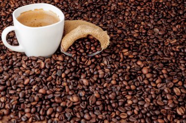 Kahve fincanı kahve çanta ahşap masa üstünde ile. Üstten görüntülemek