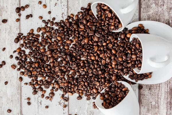 Černá káva v bílém šálku a kávové fazole na lehké dřevěné zadní vrásky — Stock fotografie
