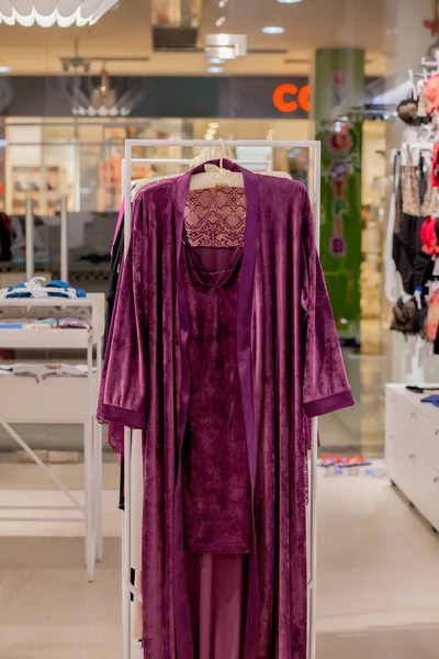 Mağazada kadın kırmızı saten gecelik. Reklam, Satış, Moda konsepti.