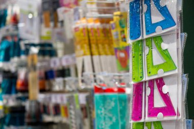 Diğer kırtasiye ürünlerinin arka planına karşı mağazada Öğrenci cetvelleri