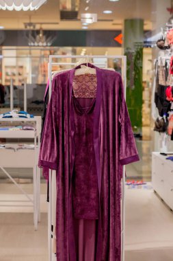 Mağazada kadın kırmızı saten gecelik. Reklam, Satış, Moda konsepti.