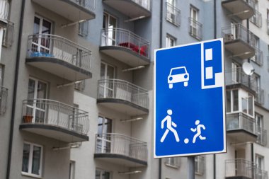 Evin arka planda Europian yol işareti yaşam alanı. Yolda oynayan çocuklar ile bir işaret