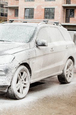Oto yıkama köpüklü Oto yıkama istasyonu. Cennet. Çamaşır makinesi