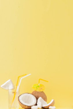Sarı arka plan üzerinde bir pipet ile Taze Hindistan cevizi kokteyl, kopya 