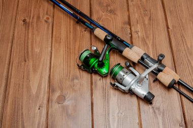 Balıkçılık mücadele - balıkçılık iplik, kanca ve kopya alanı ile ahşap arka plan üzerinde yemler