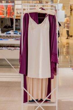 Mağazada kadın kırmızı saten gecelik. Reklam, Satış, Moda konsepti.