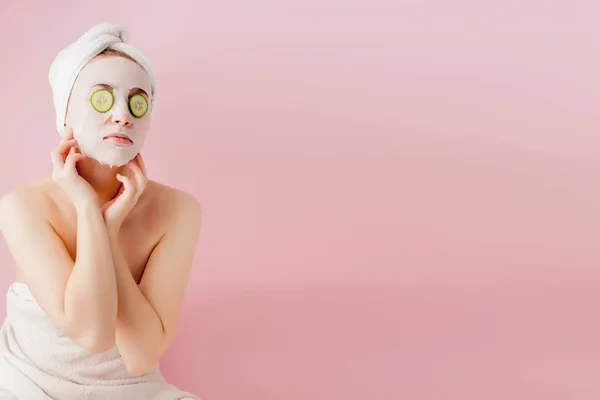 Bella giovane donna sta applicando una maschera di tessuto cosmetico su un fa — Foto Stock