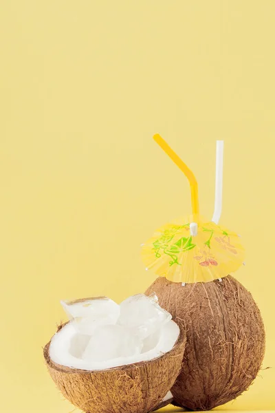 노란색 배경에 빨 대가 있는 신선한 코코넛 칵테일, 복사 공간 — 스톡 사진