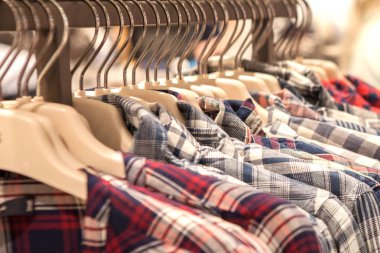 Kıyafetler rafta asılı. Gömlekli Bez Askılar. Erkek styli