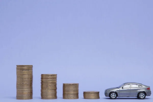 Сіра модель автомобіля з монетами у вигляді гістограми на — стокове фото