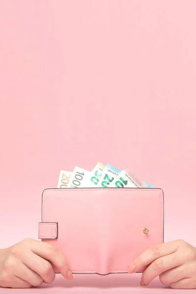 Pembe çanta ve Euro banknot erkek eller, pembe arka plan