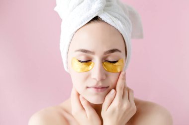 Pembe arka planda göz yamaları ile güzellik kadın portresi. Wo