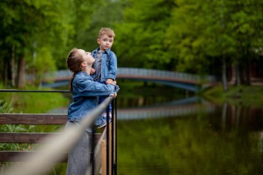 Mutlu genç anne oynarken ve onun küçük bebek ile eğlenmek