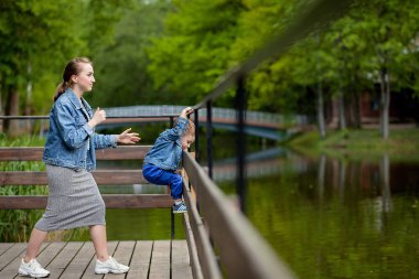 Anne Çocuk suya düşecek yaşıyor. 