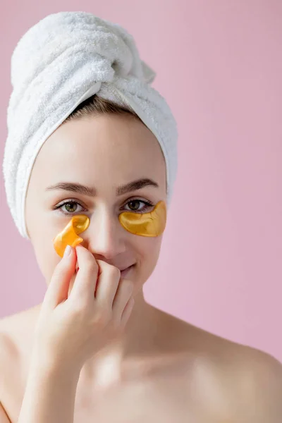 Retrato de la mujer de belleza con parches para los ojos sobre fondo rosa. Wo. — Foto de Stock