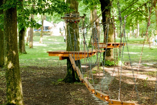 Parc à cordes avec obstacles et alpinisme. Concept d'activités extrêmes de repos et d'été — Photo