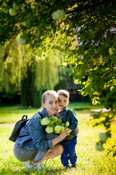 En liten pojke klättrar en bro räcke i parken. Hotet om — Stockfoto