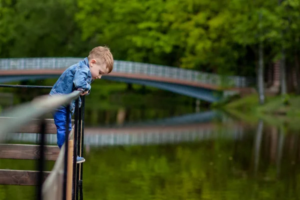 Glückliche junge Mutter spielt und Spaß mit ihrem kleinen Baby hat — Stockfoto