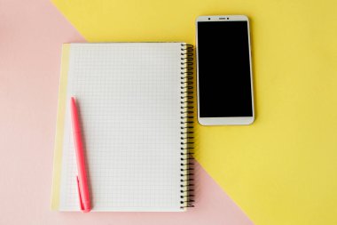 Smartphone ile çalışma masası ve defter kopyalama alanı arka plan, en az tarzı ile yaratıcı düz yatıyordu fotoğrafı