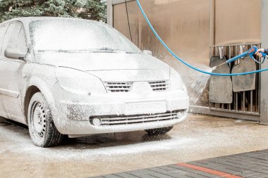 Oto yıkama köpüklü Oto yıkama istasyonu. Cennet. Çamaşır makinesi