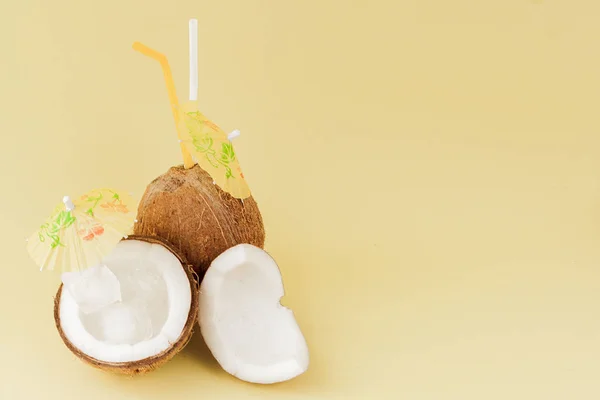 Свіжий кокосовий коктейль з соломинками на жовтому тлі, копія — стокове фото