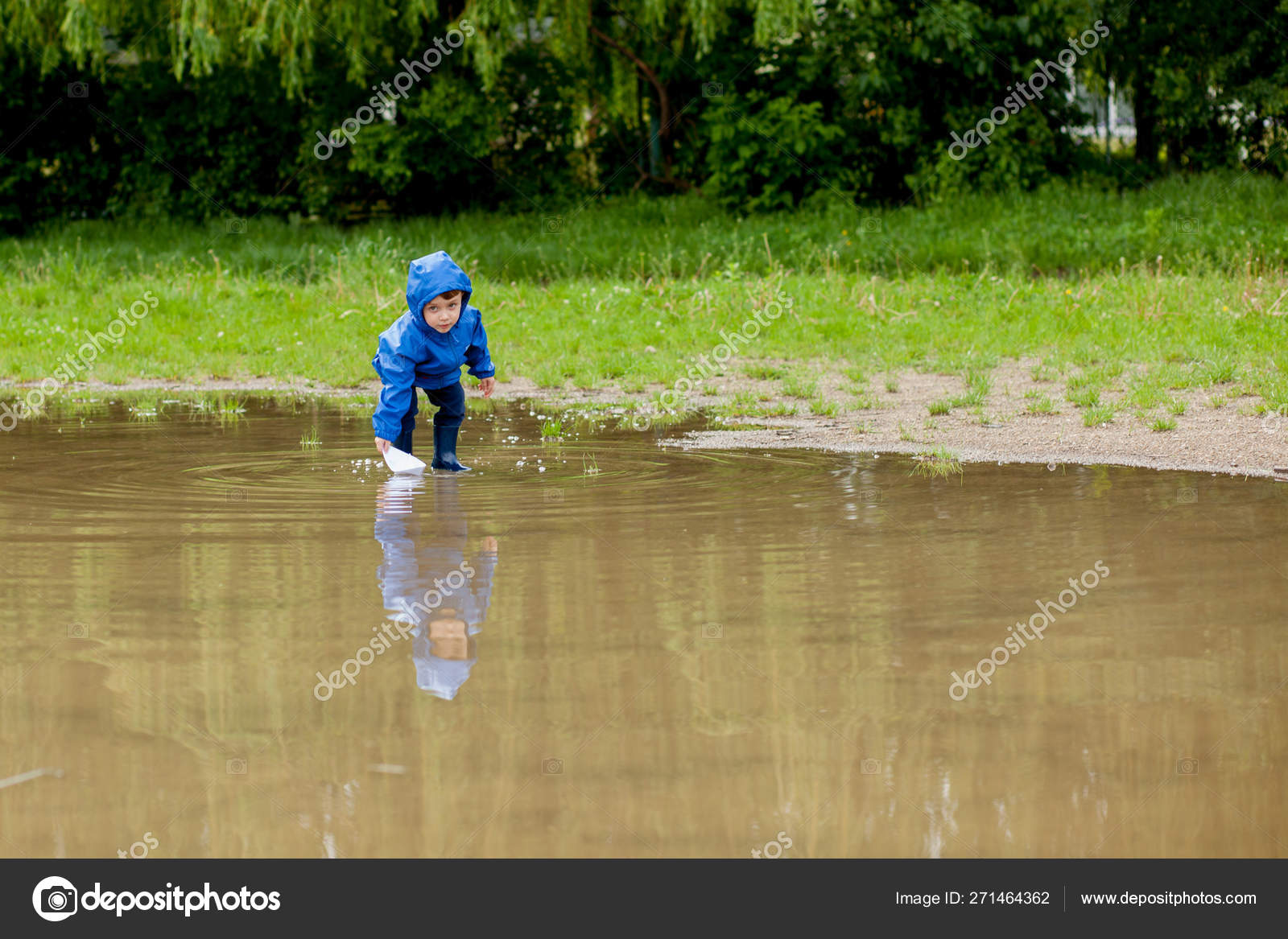 走与体育小船的男孩少年划皮船对河 库存照片. 图片 包括有 喜悦, 户外, 冒险家, 女演员, 皮船, 人员 - 156416084