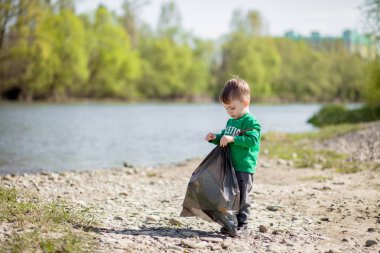 Çevre kavramı kaydedin, küçük bir çocuk çöp toplama ve pl