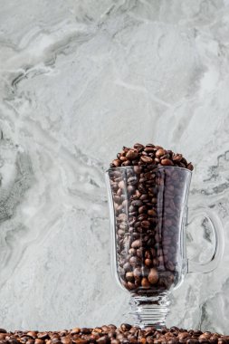 Mermer arka planda fincan ve kahve çekirdekleri siyah kahve. En iyi v