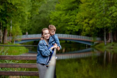 Mutlu genç anne oynarken ve onun küçük bebek ile eğlenmek