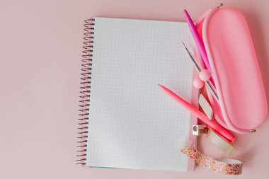 Okula geri dön. Pi üzerinde kalem ve kalem ile defter, kalem kutusu