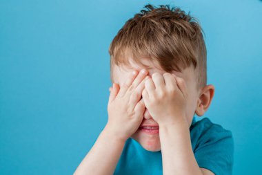 Küçük mix oranı çocuk dalga çok duygu yüzüne