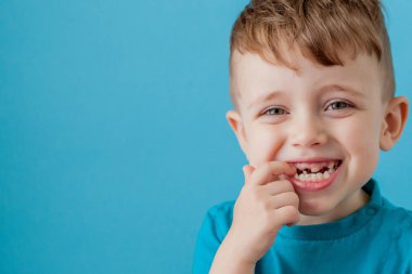 Küçük mix oranı çocuk dalga çok duygu yüzüne