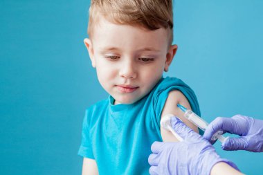 Aşılama konsepti. Kadın doktor aşık sevimli küçük çocuk o