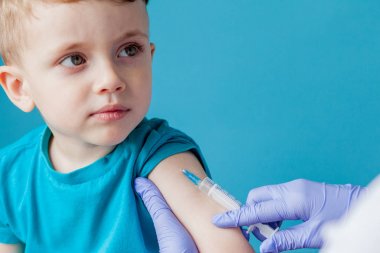 Aşılama konsepti. Kadın doktor aşık sevimli küçük çocuk o