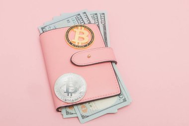 Bitcoin ve dolar pembe arka plan üzerinde pembe bir cüzdan ile