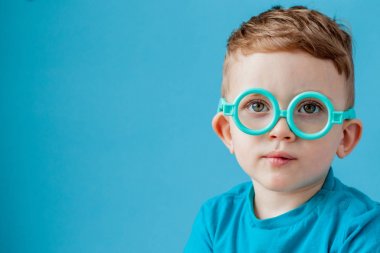 Arka planda mektup olan sevimli küçük çocuk. Çocuk mektupları öğrenir. Alfabe